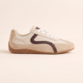 Bruna zapatilla retro efecto ante en tono crudo y beige, vista lateral tres cuartos