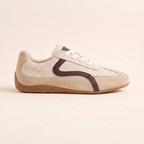 Bruna zapatilla retro efecto ante en tono crudo y beige, vista lateral tres cuartos