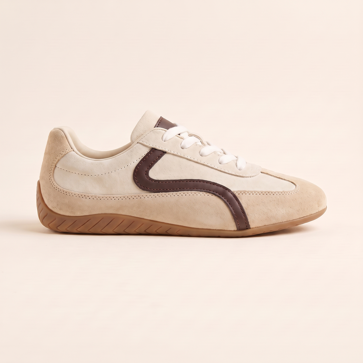 Bruna zapatilla retro efecto ante en tono crudo y beige, vista lateral tres cuartos