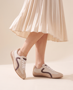 Bruna zapatilla retro efecto ante, foto de producto en los pies con falda plisada