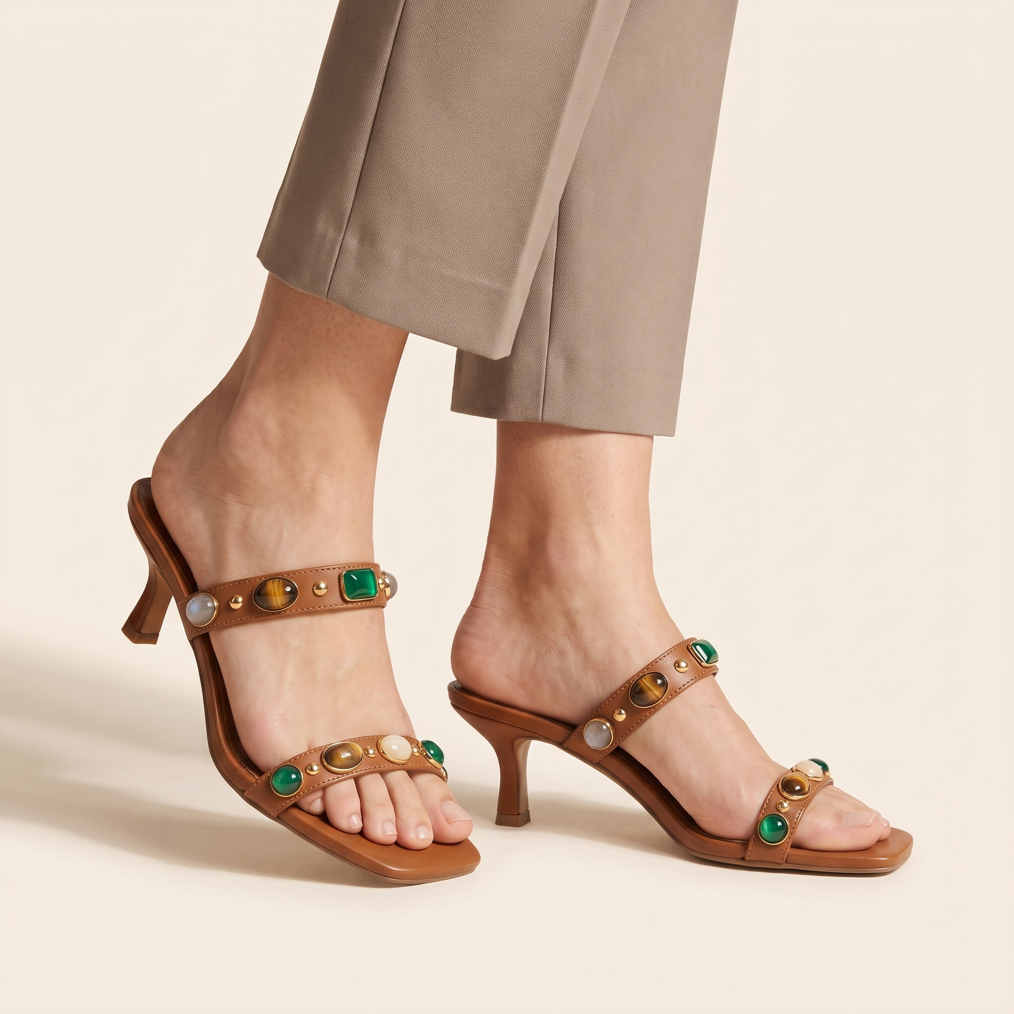 Gala mule joya — marrón, puesta (estudio)