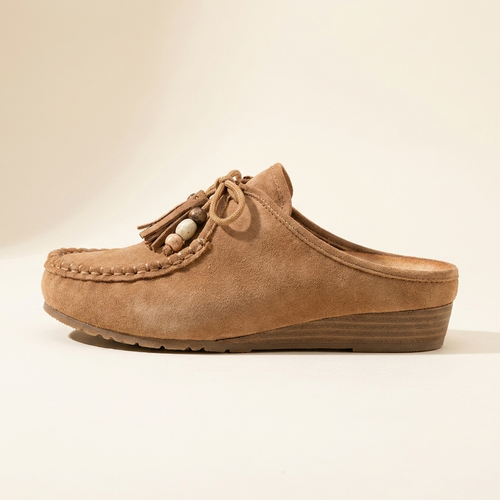 Daniela mocasín camel perfil lateral con cuña