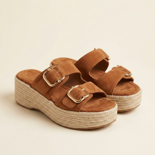 Carla mule plataforma cognac con doble hebilla, tres cuartos