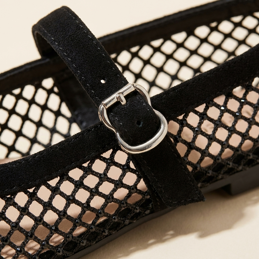 Paula detalle macro malla con strass y hebilla