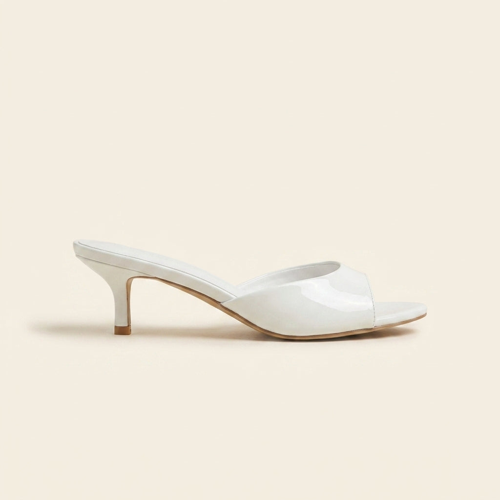 Lola mule blanco perfil con tacón kitten