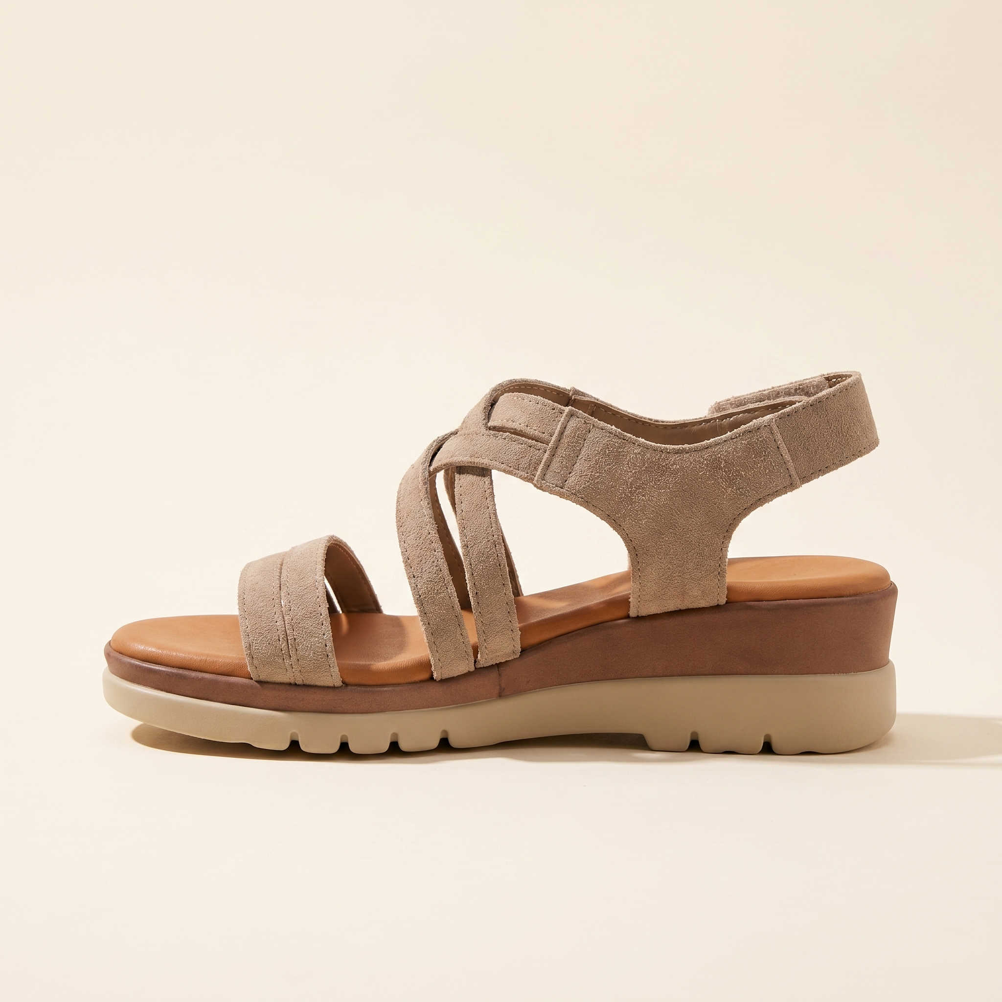 Sandalia tiras cruzadas nobuk beige - perfil