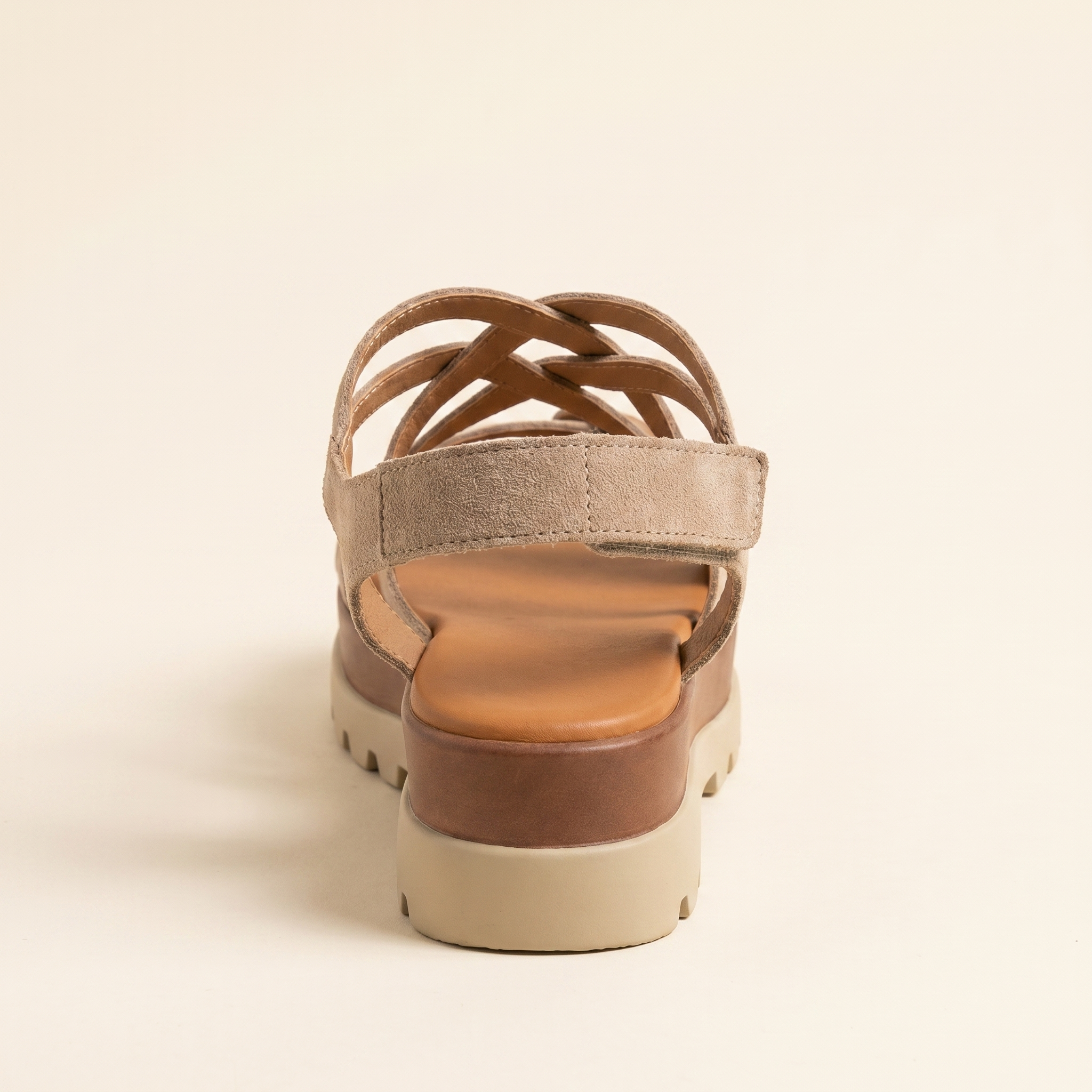 Sandalia tiras nobuk beige - trasera con velcro detras