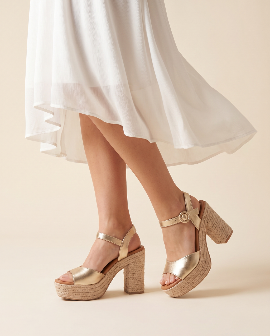 Marisol Oro - estudio con vestido blanco