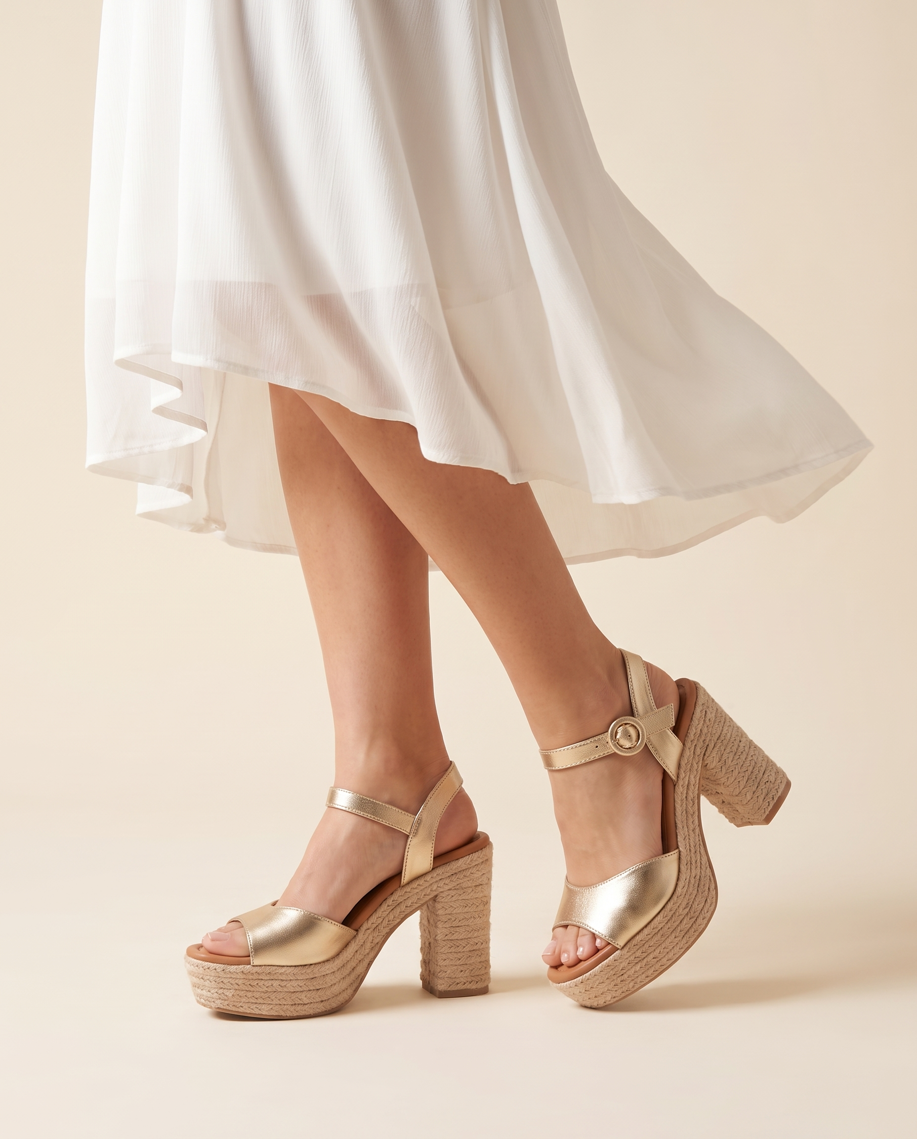 Marisol Oro - estudio con vestido blanco