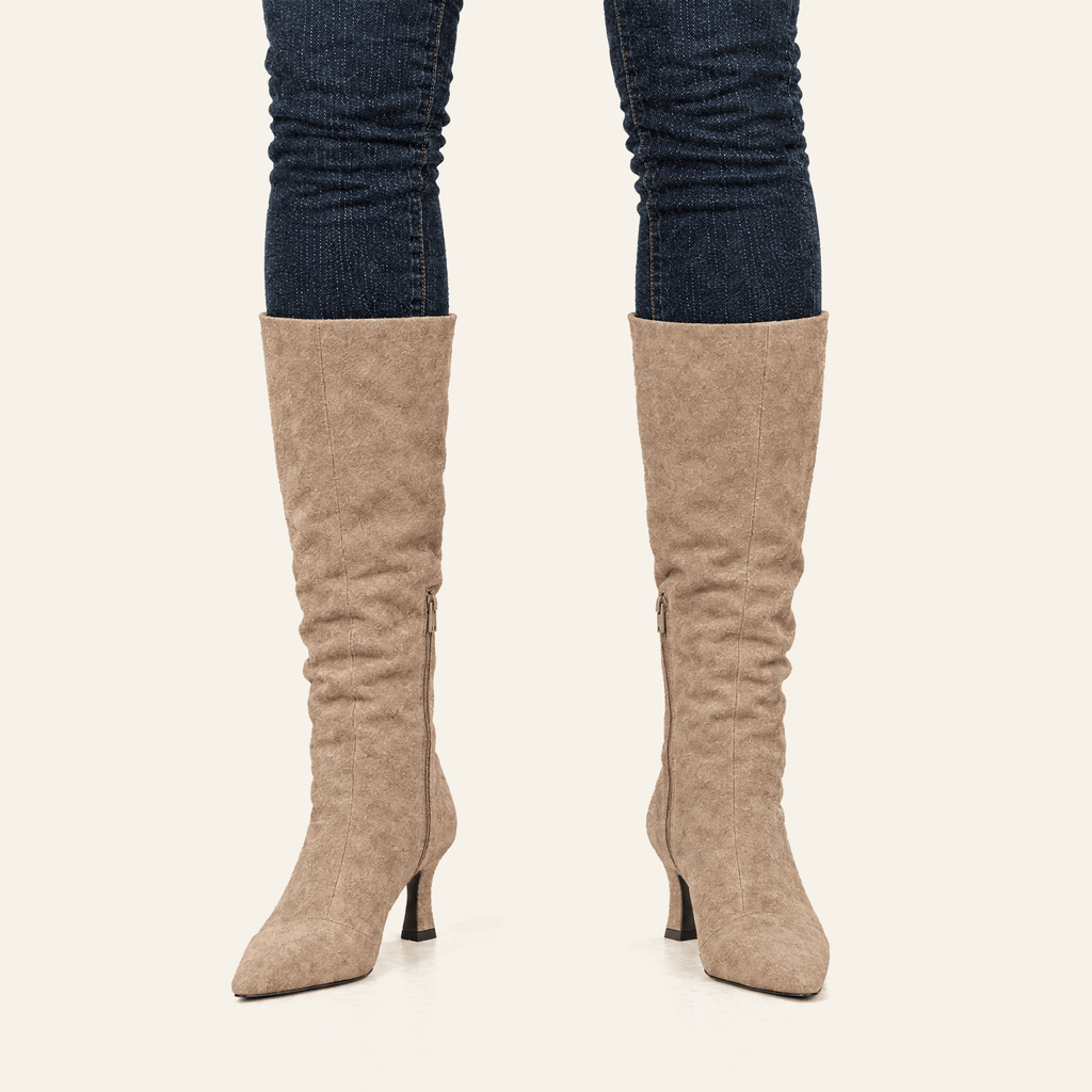 Lagasca · Bota Alta de Efecto Ante con Punta Fina - zapatos de mujer Calenzo