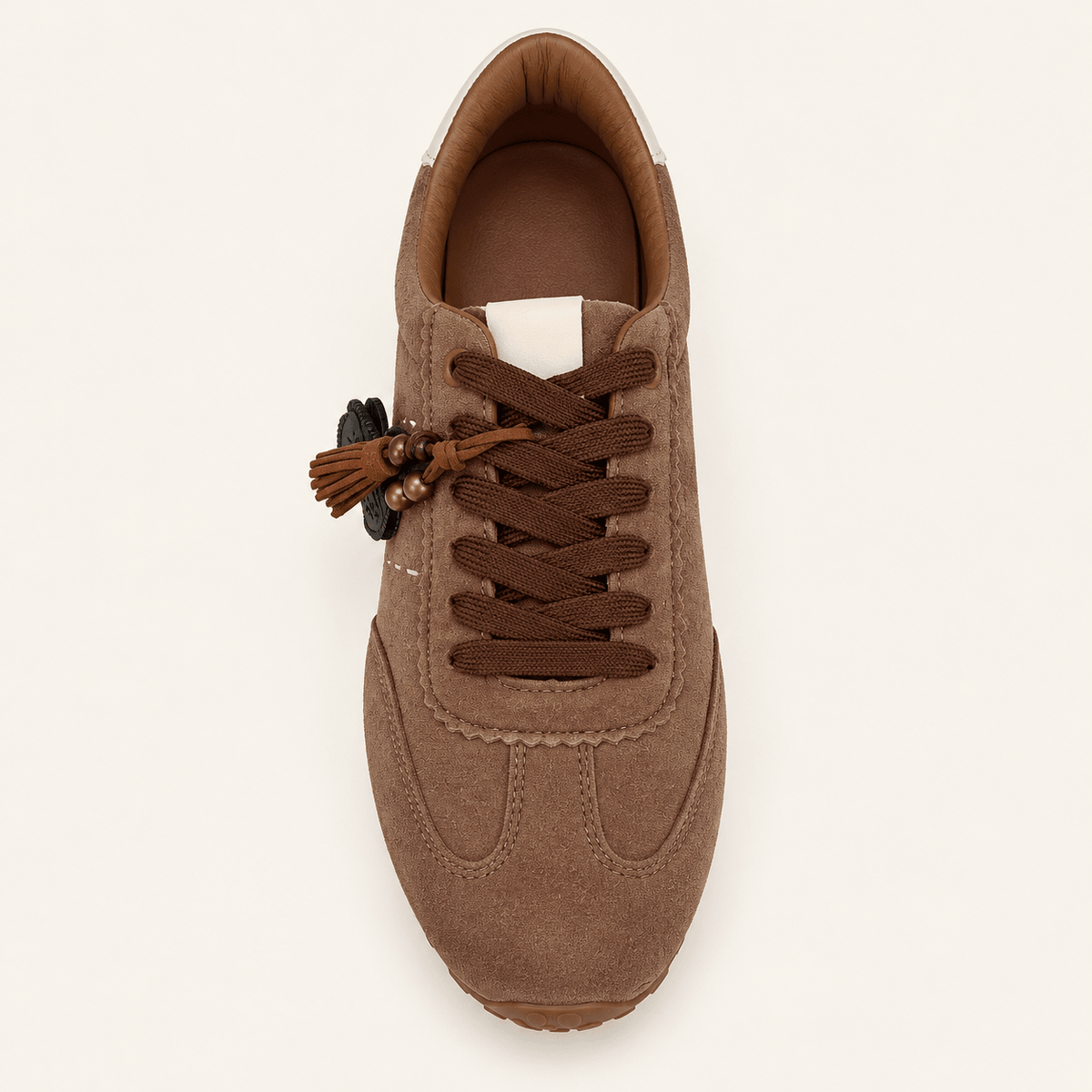 Malasaña · Zapatilla Retro de Efecto Ante con Dije de Corazón - zapatos de mujer Calenzo