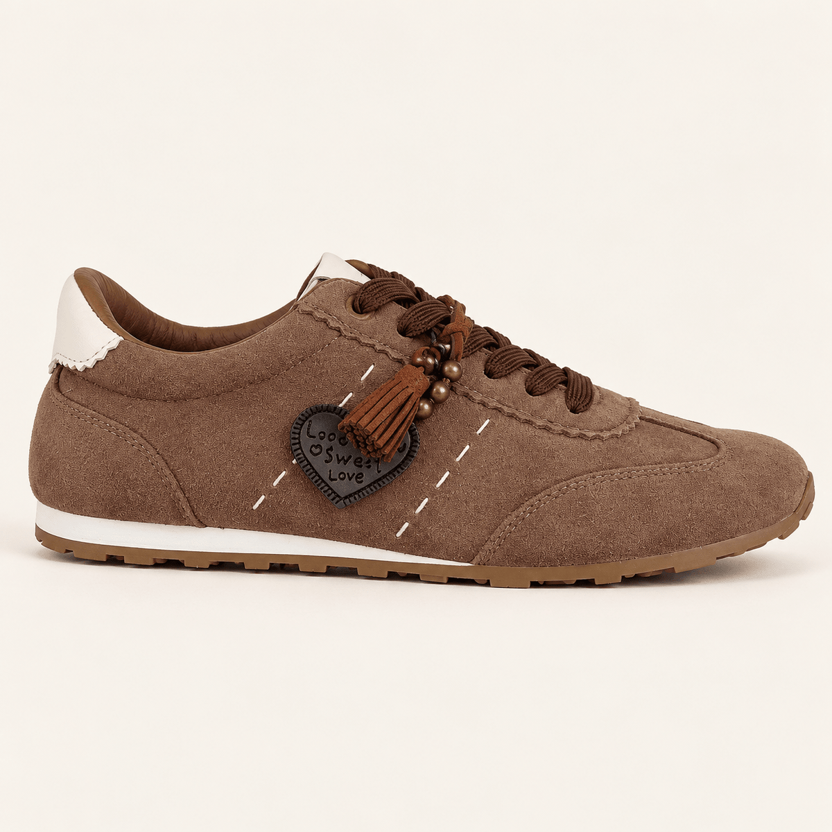 Malasaña · Zapatilla Retro de Efecto Ante con Dije de Corazón - zapatos de mujer Calenzo