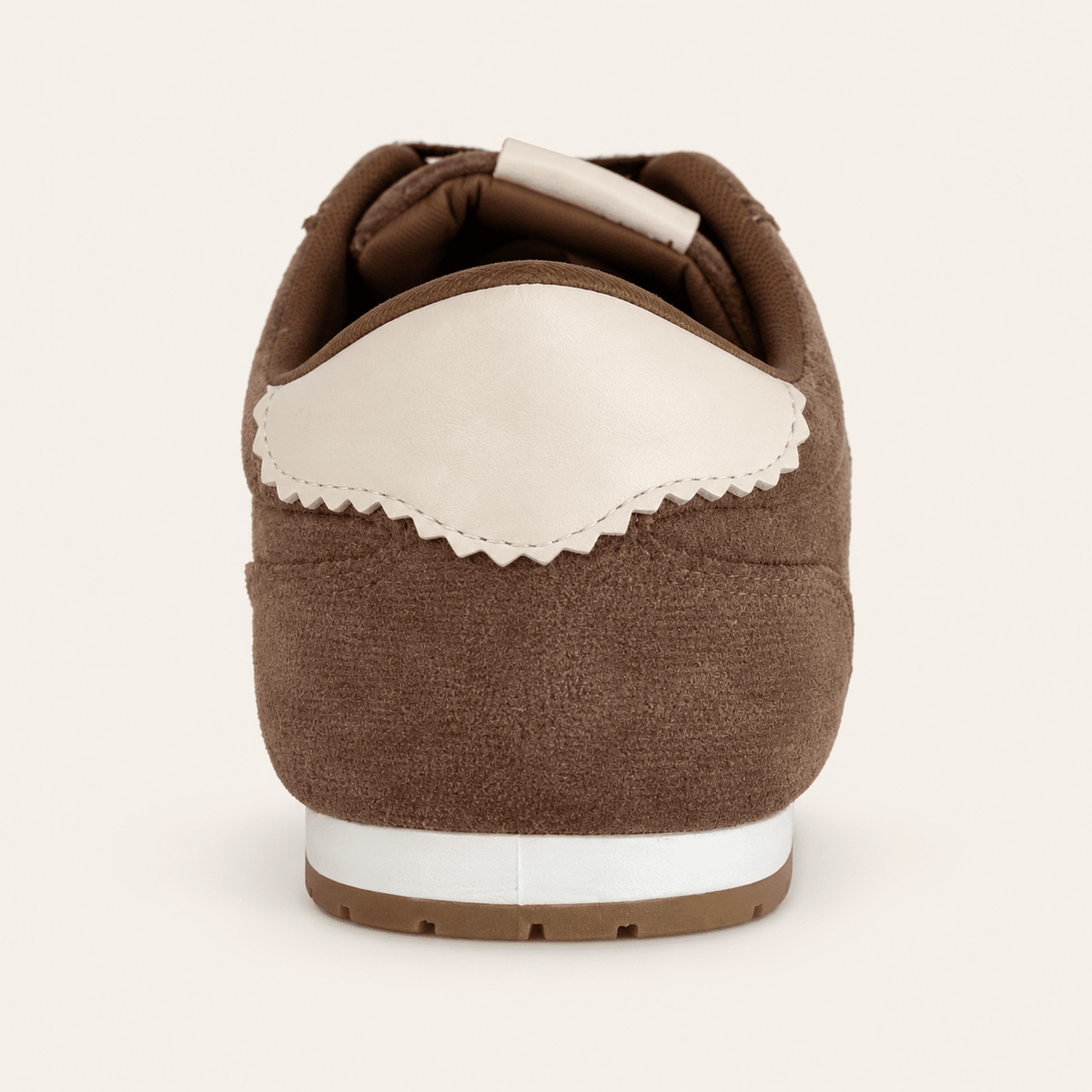 Malasaña · Zapatilla Retro de Efecto Ante con Dije de Corazón - zapatos de mujer Calenzo