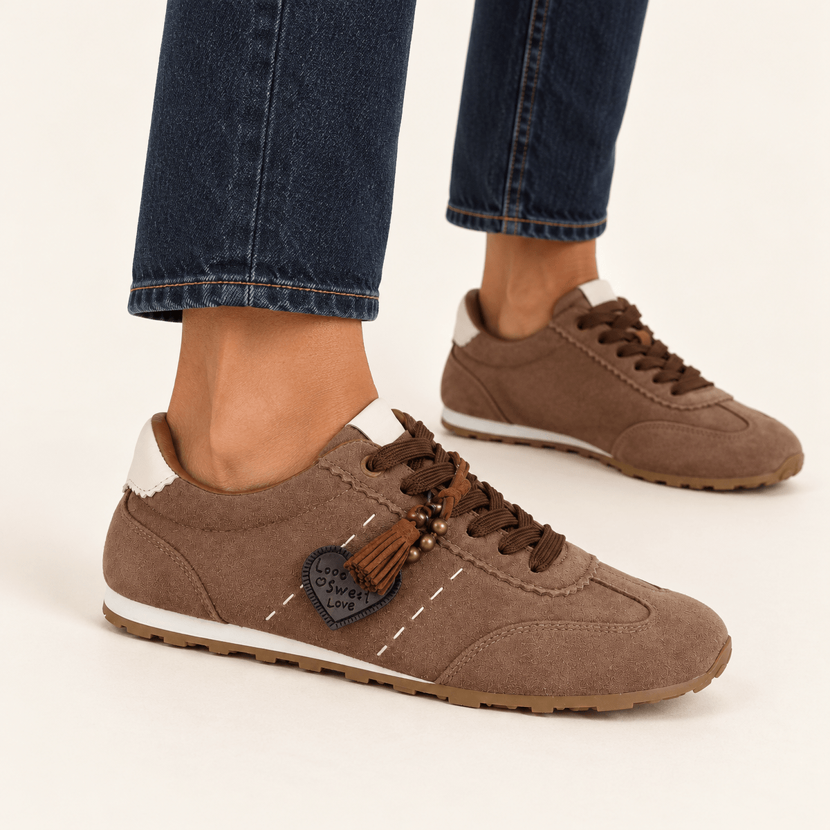 Malasaña · Zapatilla Retro de Efecto Ante con Dije de Corazón - zapatos de mujer Calenzo