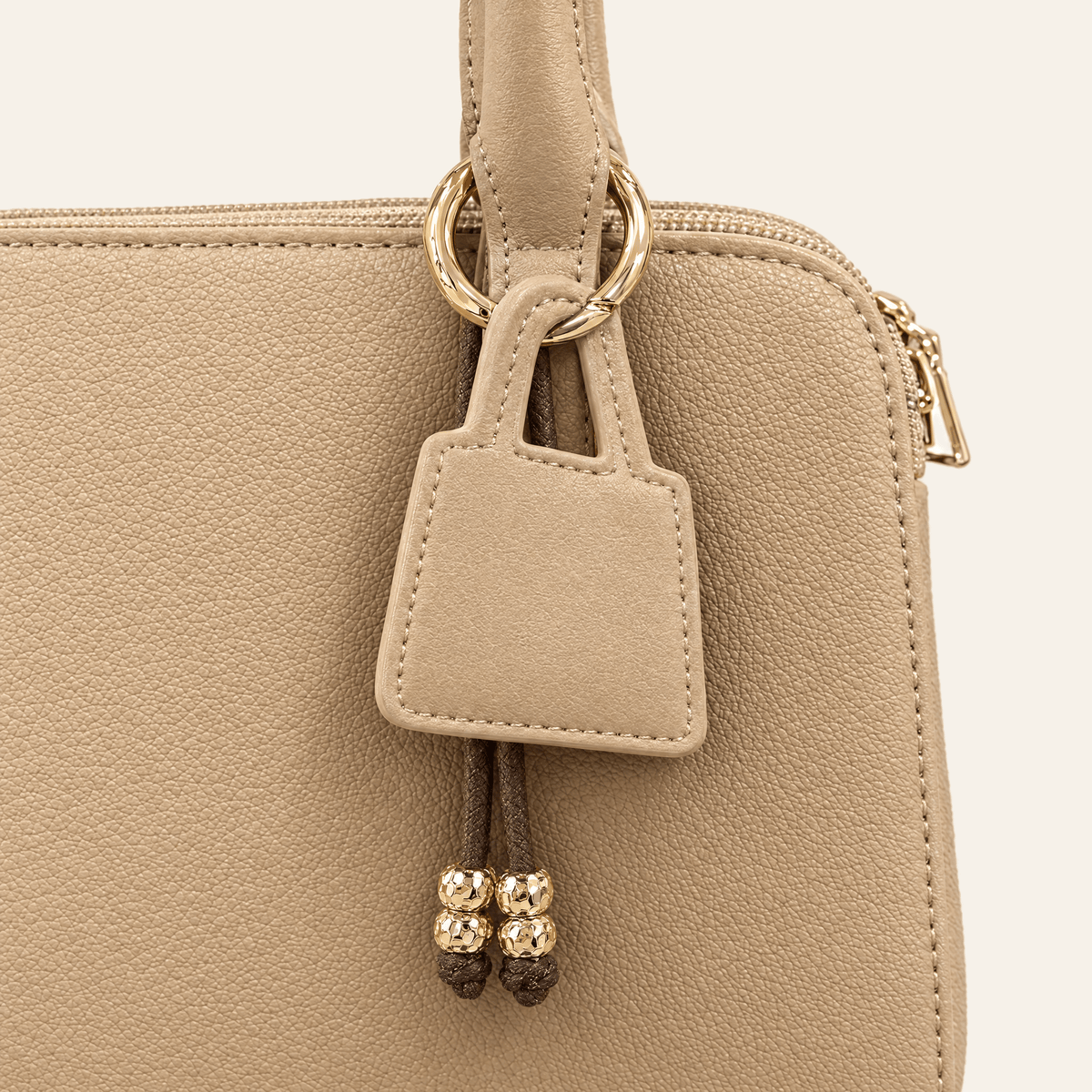 Ópera · Mini Bolso Estructurado con Dije — Beige Arena - zapatos de mujer Calenzo