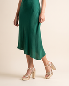 Sagrada sandalia dorada, puesta con vestido verde esmeralda