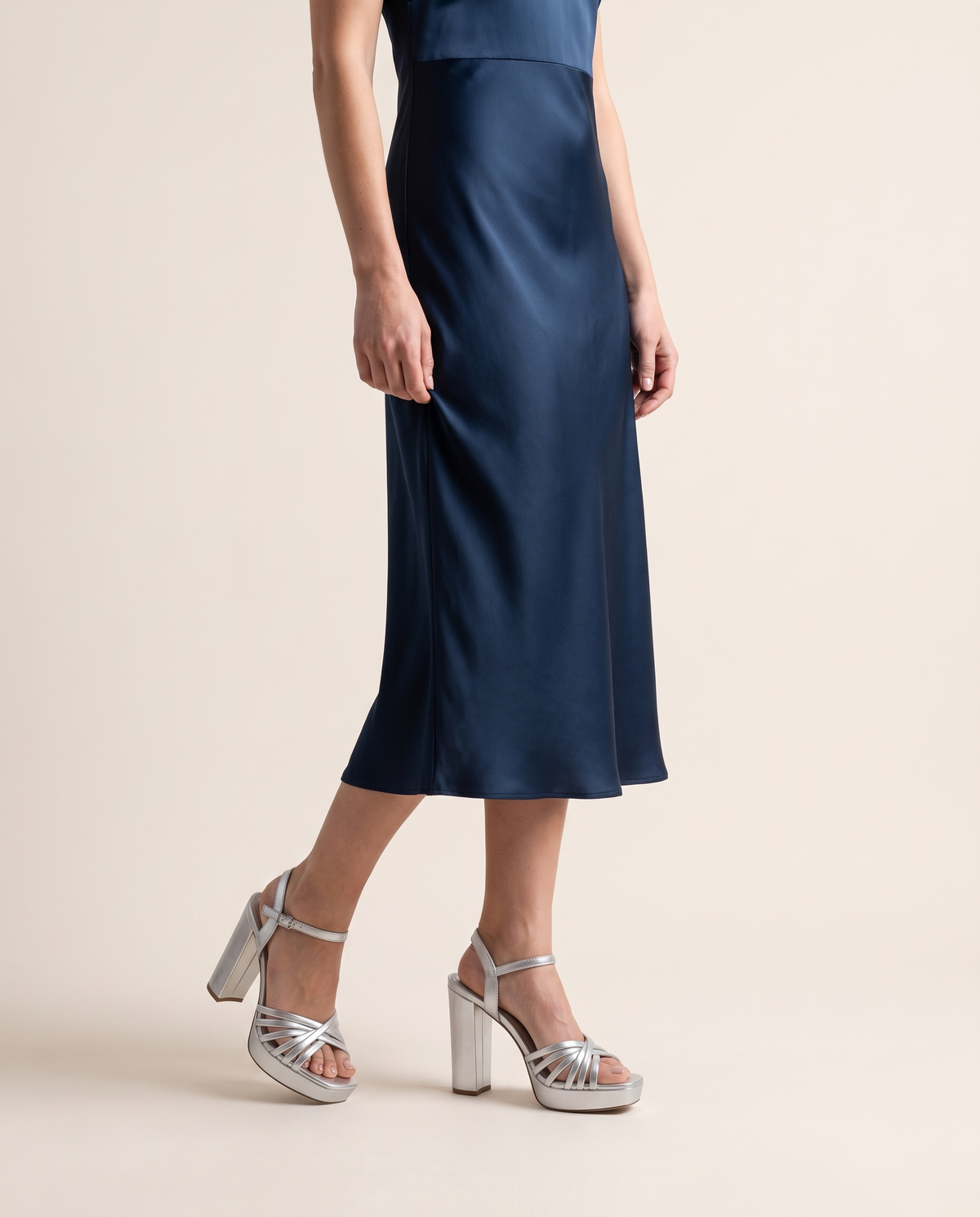 Sagrada sandalia plata, puesta con vestido azul noche