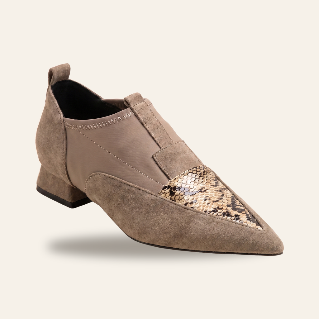 Zaira zapato de punta fina topo con detalle serpiente — vista 3/4