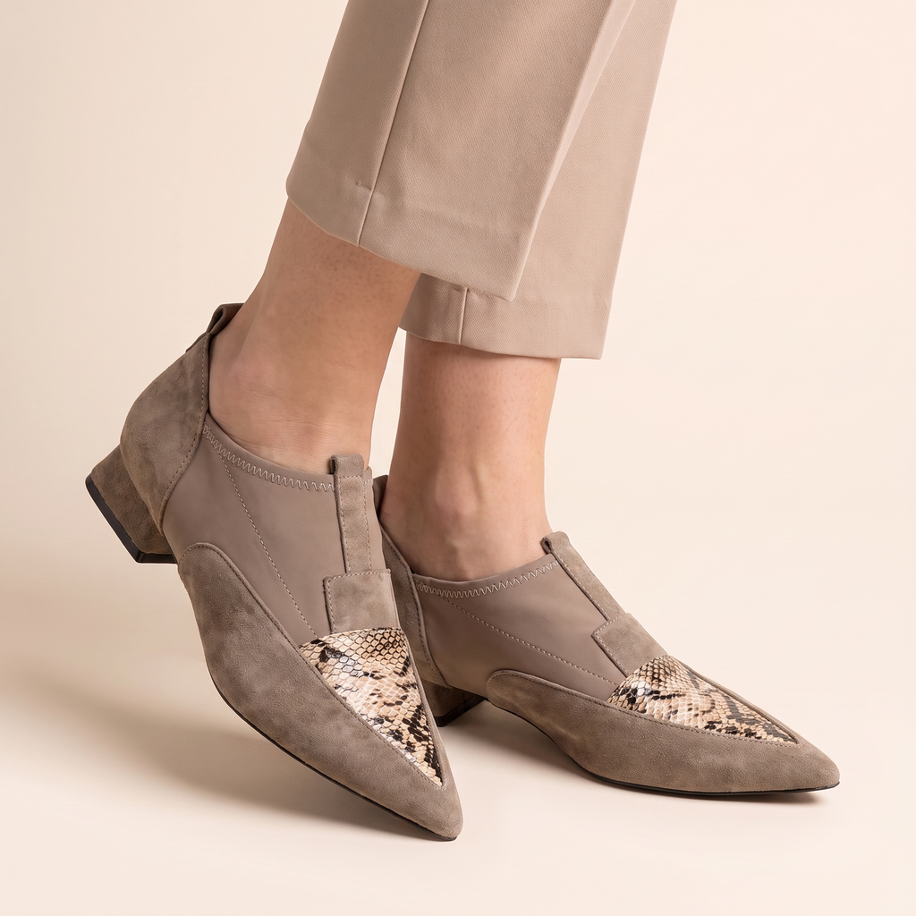 Zaira — zapato de punta fina topo con detalle serpiente, puesto (estudio)